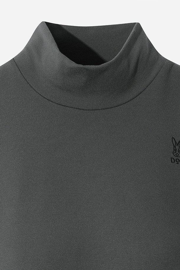 이 여성 에센셜 모크넥 긴팔 티셔츠(CHARCOAL)는 가을, 겨울철 피트니스룩과 일상 룩에 모두 활용하기 좋은 제품입니다. 스포티하면서도 미니멀한 스타일을 추구하는 여성에게 적합하며, 차콜 컬러의 무지 디자인으로 어떤 하의와도 잘 어울립니다. 모크넥 디자인과 긴소매 기장으로 보온성을 높였으며, 에센셜 라인으로 제작되어 기본적인 데일리 아이템으로 활용하기 좋습니다.
