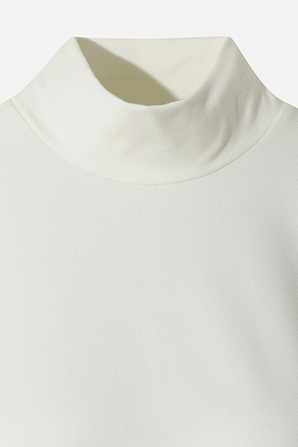 여성용 에센셜 모크넥 긴팔 티셔츠(OFF WHITE 2)입니다. 부드러운 면 소재로 제작되어 편안한 착용감을 선사하며, 레귤러핏으로 제작되어 다양한 체형에 잘 어울립니다. 베이직하고 스포티한 스타일 연출에 용이하며, 봄, 가을, 겨울 시즌에 활용하기 좋습니다. 흡습 기능이 있어 스포츠 활동 시에도 쾌적함을 유지하며, 피트니스룩 또는 산책룩으로 활용하기 좋습니다. 무지 디자인과 오프화이트 컬러로 미니멀하고 세련된 스타일을 완성해 보세요.
