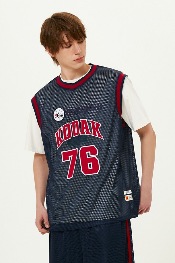 네이비 컬러의 바스켓볼 메쉬 탑입니다. 통기성이 좋은 메쉬 소재로 제작되어 여름철 스포츠 활동이나 일상복으로 시원하게 착용할 수 있습니다. 민소매 디자인에 세미 오버핏으로 편안한 착용감을 제공하며, 라운드넥으로 깔끔한 느낌을 줍니다. 신축성이 뛰어나 활동성을 높였으며, 로고 또는 프린트 패턴으로 스포티한 무드를 더했습니다. 얇은 두께감으로 비침이 있을 수 있습니다.
