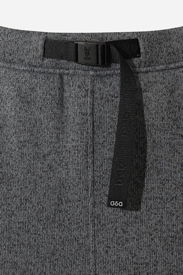 **여성) 템프니트 스커트(D.CHARCOAL GREY)**

가을과 겨울에 어울리는 여성용 템프니트 스커트입니다. 부드러운 촉감의 두꺼운 니트 소재로 제작되어 따뜻하고 편안한 착용감을 선사합니다. 미니멀하고 베이직한 디자인에 다크차콜그레이 컬러로, 출근룩이나 데이트룩 등 다양한 TPO에 활용 가능합니다. H라인의 슬림핏 미니스커트로, 밴딩 디테일이 더해져 편안함과 스타일리시함을 동시에 만족시킵니다. 미니멀, 클래식, 시크한 스타일을 연출하기에 좋은 아이템입니다.
