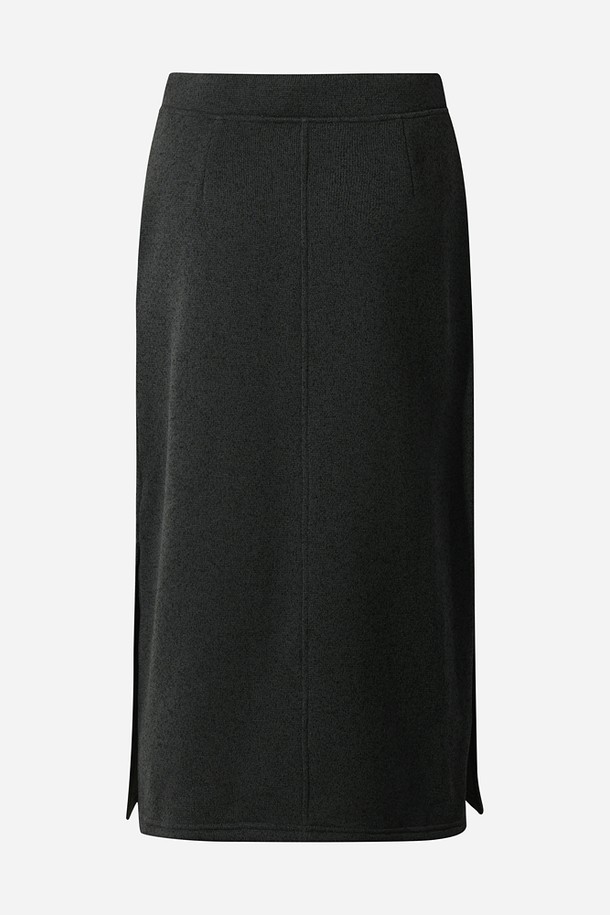 여성) 템프니트 스커트(BLACK)는 가을과 겨울에 어울리는 여성용 니트 스커트입니다. 부드러운 촉감의 두꺼운 니트 소재로 제작되어 따뜻하고 편안한 착용감을 선사합니다. H라인의 레귤러 핏으로 미니멀하고 베이직한 스타일을 연출하며, 일상, 출근룩, 모임룩 등 다양한 TPO에 활용 가능합니다. 무지 디자인의 블랙 컬러로 어떤 상의와도 쉽게 매치하여 클래식하고 캐주얼한 스타일을 완성할 수 있습니다. 템프니트 스커트는 미니멀한 디자인을 선호하는 분들께 추천합니다.
