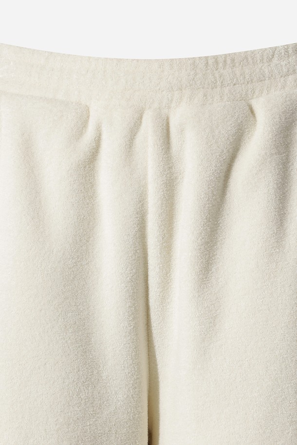 **여성) 테리업 에센셜 팬츠(IVORY)**는 부드러운 테리 소재로 제작되어 편안한 착용감을 선사합니다. 아이보리 컬러의 무지 디자인에 루즈핏으로 제작되어 스포티하면서도 캐주얼한 스타일을 연출합니다. 허리 밴딩과 카고 포켓 디테일이 특징이며, 여름철 휴가룩 또는 피트니스룩으로 활용하기 좋습니다. 활동적인 일상에 미니멀한 감각을 더해주는 반바지입니다.
