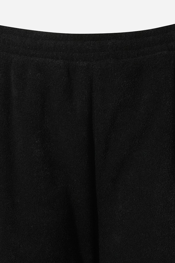 **여성) 테리업 에센셜 팬츠(BLACK)**는 피트니스 활동과 일상생활 모두에 적합한 여성용 반바지입니다. 부드러운 촉감의 폴리에스테르 소재로 제작되어 봄, 여름, 가을 계절에 얇고 편안하게 착용할 수 있습니다. 스포티한 스타일을 연출하며, 무지 디자인과 레귤러핏으로 베이직하면서도 활동적인 느낌을 줍니다. 신축성 있는 밴딩 처리로 편안한 착용감을 제공하며, 피트니스룩을 완성하기에 좋습니다.
