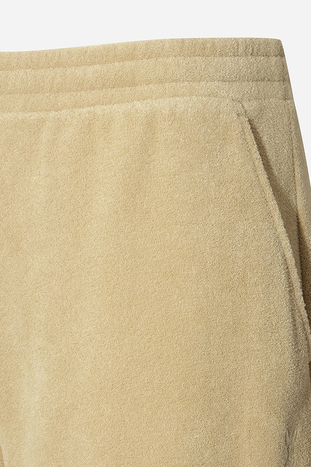 남성 테리업 에센셜 팬츠 남자(TAN)는 부드러운 면 소재로 제작되어 편안한 착용감을 선사하는 반바지입니다. 베이지 색상의 루즈핏 디자인으로, 일상과 스포츠 활동 모두에 활용 가능한 실용적인 제품입니다. 봄, 여름, 가을 계절에 적합하며, 캐주얼, 스포티, 미니멀 스타일을 연출하기 좋습니다. 허리 밴딩 처리와 측면 포켓 디테일이 특징이며, 휴가룩으로도 손색없는 아이템입니다. 얇은 두께감으로 시원하게 즐길 수 있습니다.
