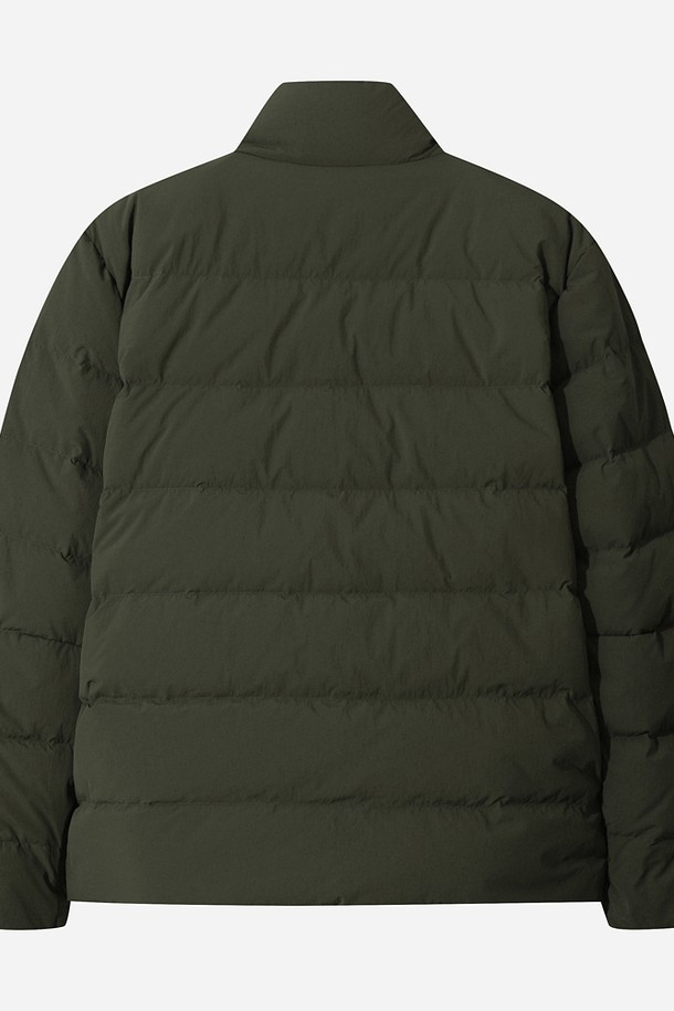 유니(UNI) 코나 라이트 D7 스탠넥 다운 재킷은 일상, 스포츠 활동에 적합한 유니섹스 다운 재킷입니다. 스포티하면서도 캐주얼한 스타일로, 등산룩, 캠핑룩, 고프코어 스타일을 연출하기 좋습니다. 두께감 있는 나일론 소재로 제작되어 부드러운 촉감을 제공하며, 보온성과 경량성을 갖춘 겨울철 필수 아이템입니다. 차분한 카키 컬러와 무지 디자인으로 어떤 옷에도 쉽게 매치할 수 있으며, 크롭 기장과 레귤러핏으로 트렌디한 스타일을 완성합니다. 집업 방식과 긴 소매, 스탠넥 디자인으로 보온성을 높였습니다.
