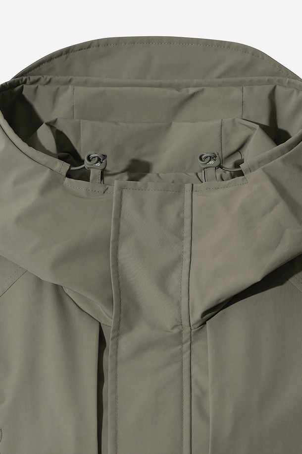 여성) 하우웨더 2L 재킷 (DARK BEIGE)은 하이킹, 아웃도어 활동에 적합한 여성용 자켓입니다. 다크 베이지 컬러의 무지 디자인으로, 봄, 가을 간절기에 활용하기 좋습니다. 레귤러 핏에 얇은 두께감으로 편안하며, 집업 스타일과 후드, 방수 기능이 더해져 스포티한 스타일을 연출합니다. 나일론 소재로 제작되어 방수 및 방풍 기능이 뛰어나고, 긴 소매 기장으로 활동성을 높였습니다. 등산룩, 여행룩, 캠핑룩 등 다양한 TPO에 스포티, 고프코어, 캐주얼 스타일로 코디할 수 있습니다.
