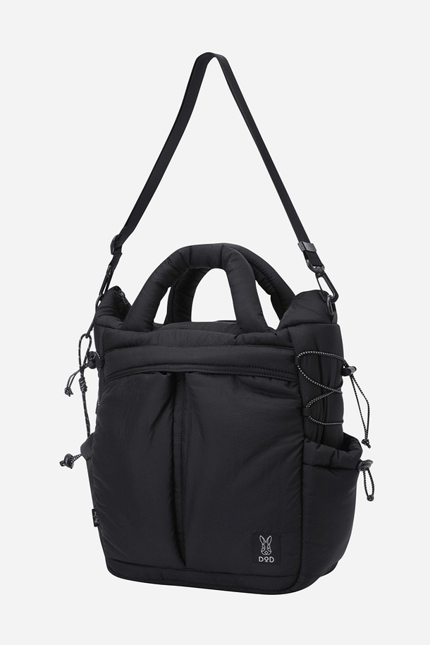 키노코 패딩 토트백(BLACK)은 남성을 위한 미디엄 사이즈 토트백입니다. 블랙 컬러의 무지 디자인에 나일론과 패딩 소재를 사용하여 미니멀하고 시크한 스타일을 연출합니다. 사각형 모양으로 수납 기능을 갖췄으며, 지퍼형 잠금 방식으로 내용물을 안전하게 보관할 수 있습니다. 숄더 스트랩이 있어 편리하며, 출근룩에 클래식한 분위기를 더해줍니다.
