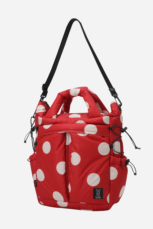 키노코 패딩 토트백(RED)은 캐주얼, 미니멀, 스포티 스타일을 즐겨 입는 남성을 위한 가방입니다. 여행, 휴가, 데이트룩에 어울리는 디자인으로, 부드러운 패딩 소재와 사랑스러운 도트 패턴이 특징입니다. 미디엄 사이즈의 사각 토트백으로, 숄더 스트랩과 지퍼형 잠금 방식으로 실용성을 더했습니다. 레드와 화이트 컬러 배색으로 산뜻함을 더했으며, 패딩 디테일이 돋보이는 디자인입니다. 가볍고 편안하게 들 수 있어 데일리백으로 활용하기 좋습니다.
