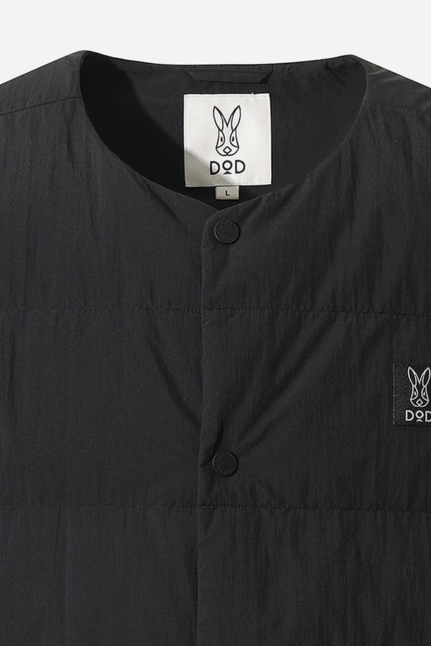 남성용 코나 라이트 D7 다운 재킷(BLACK)은 일상과 스포츠 활동에 모두 적합한 겨울용 아우터입니다. 가볍고 따뜻한 나일론 소재와 두꺼운 두께감으로 뛰어난 보온성과 방풍 기능을 제공합니다. 레귤러핏 디자인과 집업 스타일로 편안한 착용감을 선사하며, 캐주얼, 스포티, 미니멀 스타일을 소화하기 좋습니다. 무지 패턴의 블랙 컬러는 어떤 출근룩에도 무난하게 매치되어 활용도가 높습니다. 긴 소매 기장의 다운 재킷으로, 부드러운 촉감과 경량성을 겸비하여 활동적인 하루를 지원합니다.
