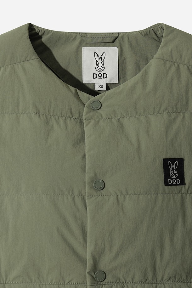 여성용 코나 라이트 D7 다운 재킷(KHAKI)은 일상과 아웃도어 활동 모두에 적합한 겨울철 필수 아이템입니다. 부드러운 촉감의 나일론 소재를 사용하여 편안한 착용감을 제공하며, 두꺼운 두께감으로 뛰어난 보온성을 자랑합니다. 경량 설계와 레귤러핏 디자인으로 활동성을 높였으며, 스포티하고 캐주얼한 스타일을 연출하기 좋습니다. 무지 디자인에 크롭 기장, 긴 소매와 스냅 여밈 방식을 적용하여 미니멀하면서도 세련된 분위기를 더합니다. 방풍 기능까지 갖춰 추운 날씨에도 따뜻하고 스타일리시하게 연출할 수 있습니다.
