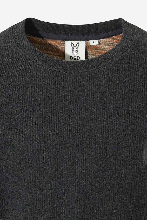 유니) 트리플 컬러 스웻 맨투맨(DARK MELANGE)은 부드러운 면 소재로 제작되어 편안한 착용감을 선사합니다. 다크 멜란지 컬러에 트리플 컬러 디테일이 더해져 스포티하면서도 캐주얼한 스타일을 연출합니다. 레귤러핏으로 제작되었으며, 라운드넥과 긴 소매 기장으로 간절기부터 겨울까지 폭넓게 활용 가능합니다. 일상생활에서 미니멀하고 세련된 스타일을 연출하고 싶은 분들께 추천합니다. 두께감 있는 소재로 제작되어 따뜻하게 착용할 수 있습니다.
