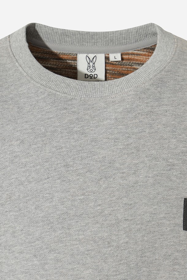 유니) 트리플 컬러 스웻 맨투맨(MELANGE GREY STANDARD)은 멜란지 그레이 컬러의 유니섹스 맨투맨입니다. 면 소재로 제작되어 부드러운 촉감을 선사하며, 레귤러핏과 라운드넥 디자인으로 편안한 착용감을 제공합니다. 봄, 가을, 겨울 세 계절 모두 활용 가능하며, 일상 및 스포츠 활동에 적합합니다. 캐주얼, 스포티, 미니멀 스타일을 모두 소화할 수 있으며, 출근룩과 캠핑룩에도 활용하기 좋습니다. 트리플 컬러 디자인이 특징이며, 긴 소매 기장의 레귤러 기장 상의입니다.
