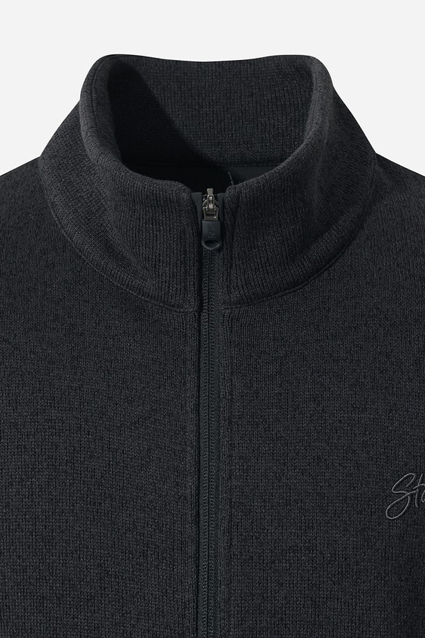 **남성) 템프니트 집업 재킷(BLACK)**

부드러운 촉감의 니트 소재로 제작된 남성용 집업 재킷입니다. 일상과 가벼운 스포츠 활동에 모두 적합하며, 봄, 가을 간절기에 활용하기 좋습니다. 심플한 디자인과 레귤러핏으로 스포티, 캐주얼, 미니멀 스타일을 연출할 수 있습니다. 얇은 두께감으로 편안하게 착용 가능하며, 보온 기능도 갖추었습니다. 블랙 컬러의 무지 디자인으로 어떤 옷에도 쉽게 매치할 수 있는 실용적인 아이템입니다.
