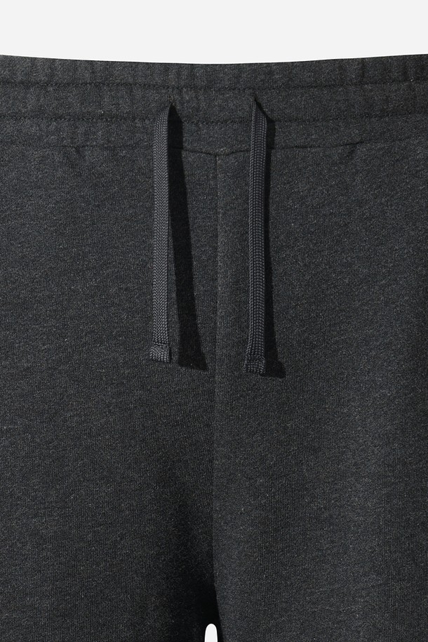 유니) 트리플 컬러 레귤러핏 스웻 팬츠(DARK MELANGE)는 부드러운 면 소재로 제작되어 편안한 착용감을 선사합니다. 다크 멜란지 컬러의 무지 디자인으로, 캐주얼 및 스포티 스타일을 모두 소화할 수 있습니다. 넉넉한 레귤러핏으로 활동성을 높였으며, 허리 밴딩과 조절끈으로 편안한 착용감을 제공합니다. 봄, 가을, 겨울 계절에 활용 가능하며, 일상 및 스포츠 활동 모두에 적합합니다. 집콕룩, 산책룩으로 활용하기 좋습니다.
