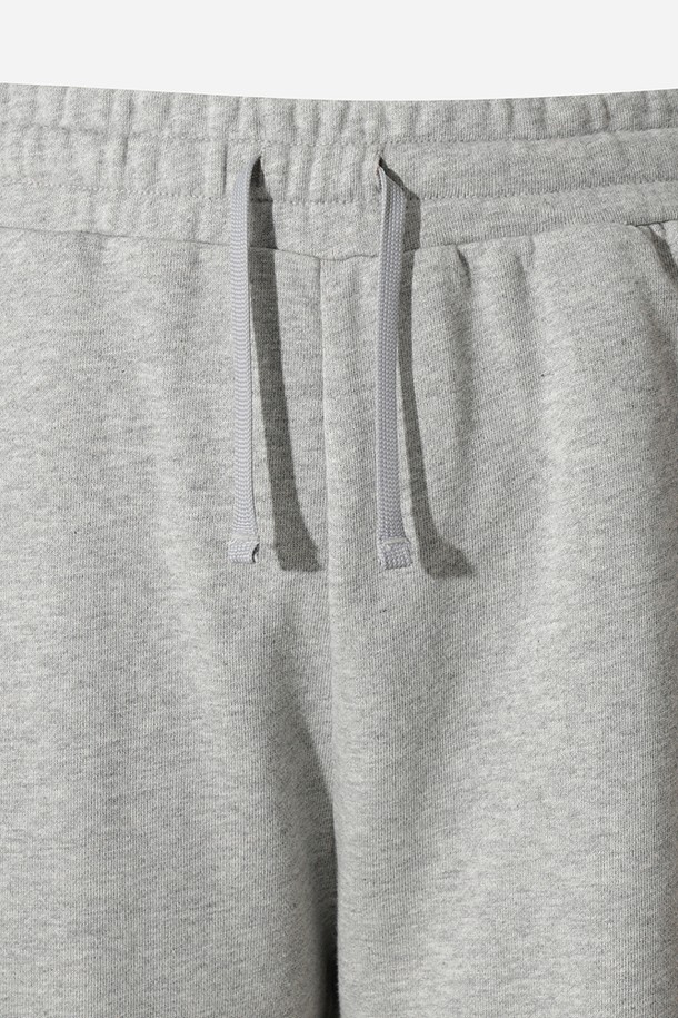 유니) 트리플 컬러 레귤러핏 스웻 팬츠(멜란지 그레이 스탠다드)는 부드러운 면 소재로 제작되어 편안한 착용감을 선사합니다. 멜란지 그레이 컬러에 무지 디자인으로, 캐주얼 및 스포티 스타일을 연출하기 좋습니다. 레귤러핏으로 제작되어 활동성이 높으며, 일상생활은 물론 캠핑룩으로도 활용하기 좋습니다. 봄, 가을, 겨울 계절에 적합하며, 드로우스트링과 밴딩 처리로 편안한 착용감을 제공합니다.
