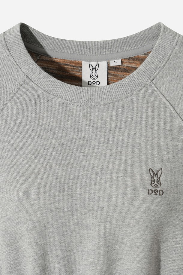 **상품 설명:**

여성) 트리플 컬러 원피스(멜란지 그레이 스탠다드)는 봄, 가을에 어울리는 A라인 핏의 캐주얼 원피스입니다. 멜란지 그레이 컬러의 부드러운 면 소재로 제작되어 편안한 착용감을 선사하며, 7부 소매와 라운드넥 디자인이 특징입니다. 허리 밴딩과 포켓 디테일이 실용성을 더하여 산책룩, 봄 소풍룩 등 다양한 일상 스타일을 연출하기 좋습니다. 무지 디자인으로 미니멀하고 클래식한 분위기를 자아내, 데일리룩으로 활용하기 좋은 아이템입니다. 루즈핏으로 편안하게 착용 가능합니다.
