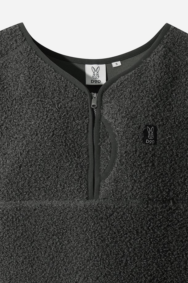 **여성) 플리스 슬리브리스 원피스(D.CHARCOAL GREY)**는 부드러운 플리스 소재로 제작되어 포근한 착용감을 선사하는 여성 슬리브리스 원피스입니다. 다크차콜그레이 컬러와 H라인 일자핏 디자인으로 캐주얼하고 베이직한 스타일을 연출하며, 라운드넥과 민소매 디자인으로 편안함을 더했습니다. 봄, 여름 시즌에 산책룩으로 활용하기 좋으며, 포켓 디테일이 실용성을 높여줍니다. 두꺼운 두께감으로 안정감 있는 실루엣을 완성합니다.
