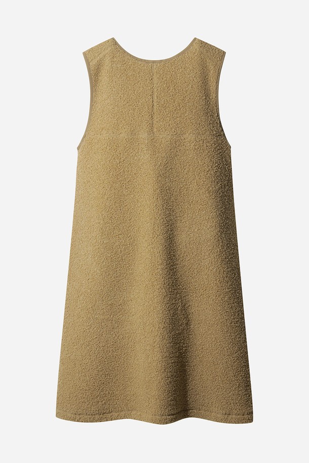 **여성) 플리스 슬리브리스 원피스(TAN)**는 포근한 플리스 소재로 제작되어 가을, 겨울철 따뜻하게 착용할 수 있는 여성용 슬리브리스 원피스입니다. 부드러운 촉감과 루즈핏으로 편안한 착용감을 선사하며, 하프넥 디자인으로 포근함을 더했습니다. 베이직하고 미니멀한 스타일로, 일상 및 캐주얼 룩 연출에 용이하며 집콕룩으로도 활용하기 좋습니다. 톤 다운된 TAN 컬러(베이지)는 어떤 아이템과도 잘 어울려 데일리 원피스로 활용하기 좋습니다. 양 옆 포켓 디테일로 실용성을 더했습니다.
