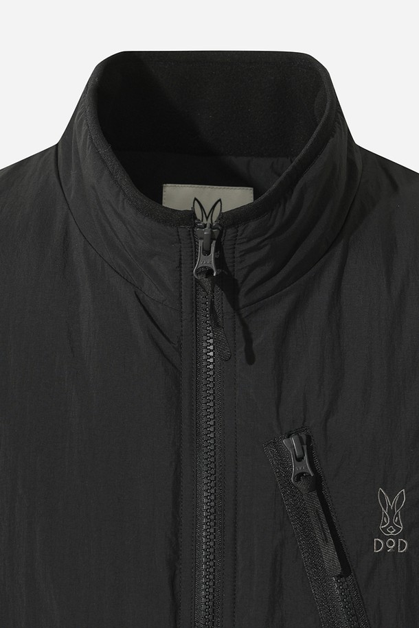 유니) 에센셜 파워필 패딩 베스트(BLACK)는 가을과 겨울에 따뜻하게 착용할 수 있는 남녀 공용 베스트입니다. 블랙 색상의 무지 디자인으로 어떤 스타일에도 쉽게 매치할 수 있으며, 캐주얼하고 미니멀한 무드를 연출합니다. 넉넉한 두께감과 부드러운 나일론 소재, 안감의 패딩 충전재는 뛰어난 보온성을 제공합니다. 집업 스타일로 간편하게 착용 가능하며, 레귤러핏으로 편안한 착용감을 선사합니다. 가볍고 실용적인 베이직 아이템으로 일상에서 활용하기 좋습니다.
