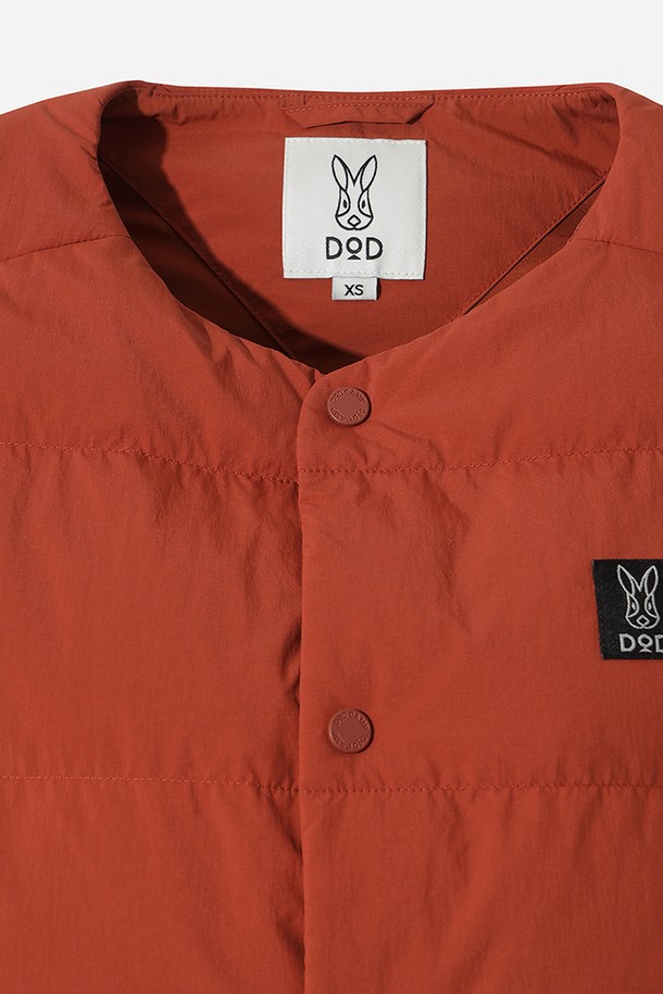 여성용 '코나 라이트 D7' 다운 베스트입니다. 가을과 겨울에 따뜻하게 입을 수 있는 두꺼운 두께감의 패딩 조끼로, 캐주얼 및 스포티한 스타일을 연출하기 좋습니다. 부드러운 나일론 소재로 제작되어 편안한 촉감을 제공하며, 오렌지 컬러의 무지 디자인으로 어떤 옷에도 쉽게 매치할 수 있습니다. 래귤러 핏에 레귤러 기장으로, 스냅 버튼 여밈 방식과 민소매 디자인이 특징입니다. 가볍고 따뜻한 보온 기능과 편리한 포켓 디테일을 갖춘 데일리 아우터입니다.
