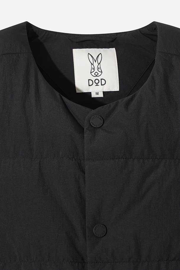 남성) 코나 라이트 D7 다운 베스트(BLACK)는 가볍고 따뜻한 겨울철 필수 아이템입니다. 일상과 출근룩에 모두 잘 어울리는 캐주얼, 스포티 스타일의 무지 디자인으로, 레귤러 핏과 두꺼운 두께감이 특징입니다. 보온성을 높여주는 패딩 디테일과 경량 소재인 나일론을 사용하여 편안한 착용감을 선사합니다. 부드러운 촉감과 스냅 여밈 방식으로 편리함을 더했으며, 민소매 디자인으로 활동성을 높였습니다.
