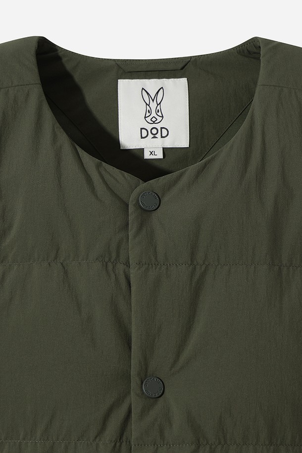 **남성) 코나 라이트 D7 다운 베스트(KHAKI)**는 가을, 겨울철 일상 및 캠핑룩에 적합한 남성용 다운 베스트입니다. 부드러운 촉감의 나일론 소재와 두꺼운 두께감으로 보온성을 높였습니다. 레귤러핏으로 제작되었으며, 민소매 디자인과 집업 여밈 방식으로 편안하게 착용할 수 있습니다. 캐주얼 및 미니멀 스타일을 추구하는 남성에게 무지 디자인의 카키 컬러가 세련된 분위기를 더합니다. 다운 충전재를 사용하여 가볍고 따뜻하게 착용 가능합니다.
