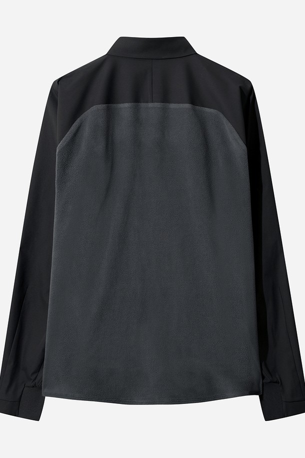 유니(UNI) 하이브리드 미니멀 셔츠(블랙)는 미니멀하고 클래식한 스타일을 추구하는 유니섹스 셔츠입니다. 차이나 칼라에 레귤러핏으로 제작되었으며, 봄, 가을에 착용하기 적합합니다. 무지 패턴의 반소매 셔츠로, 버튼 여밈 방식을 적용했습니다. 일상복으로 활용하기 좋은 디자인입니다.
