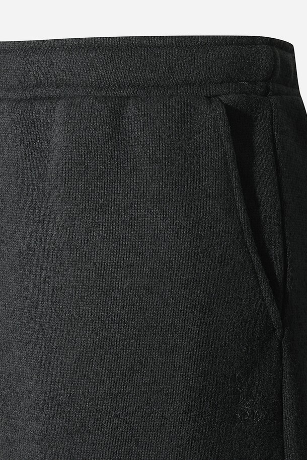 남성용 템프니트 레귤러핏 스트레이트 팬츠(BLACK)는 일상과 스포츠 활동 모두에 적합한 스포츠 팬츠입니다. 부드러운 촉감의 템프니트 소재로 제작되어 사계절 내내 편안하게 착용할 수 있습니다. 레귤러핏과 스트레이트 핏으로 활동성을 높였으며, 밴딩 처리로 허리 부분의 편안함을 더했습니다. 스포티하고 베이직한 스타일을 연출하며, 피트니스룩 또는 러닝룩으로 활용하기 좋습니다. 미니멀하고 캐주얼한 스타일을 선호하는 남성분들에게 이상적인 아이템입니다.
