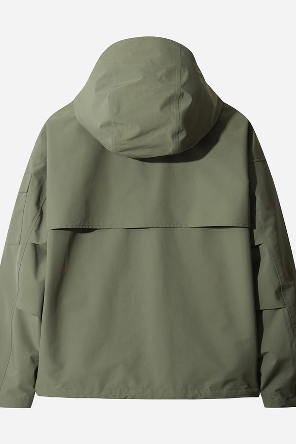 남성용 하우웨더 2L 재킷 (L.KHAKI)은 봄, 가을 시즌에 적합한 방수 및 방풍 기능을 갖춘 아웃도어 재킷입니다. 스포티하면서도 밀리터리 스타일을 연출하며, 하이킹, 캠핑, 여행 등 다양한 활동에 활용할 수 있습니다. 얇은 두께의 나일론 소재로 제작되어 가볍고 뻣뻣한 촉감을 주며, 레귤러핏 디자인과 집업 여밈 방식으로 편안한 착용감을 제공합니다. 카키색 무지 디자인에 크롭 기장으로, 워크웨어, 미니멀 스타일 연출에도 용이하며 포켓 디테일이 돋보입니다.
