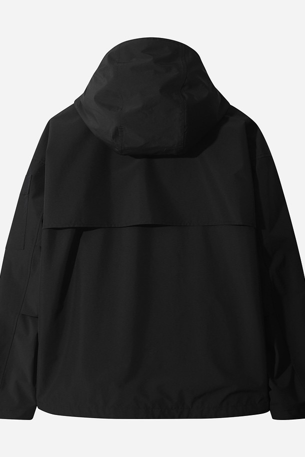 남성용 하우웨더 2L 재킷 (블랙)은 아웃도어 활동과 일상생활 모두에 적합한 자켓입니다. 방수 및 투습 기능이 있어 봄, 가을 변덕스러운 날씨에도 쾌적하게 착용할 수 있습니다. 레귤러핏으로 제작되었으며, 캐주얼하고 스포티한 스타일을 연출합니다. 무지 패턴의 블랙 컬러는 어떤 옷에도 쉽게 매치할 수 있으며, 집업 여밈 방식으로 간편하게 착용 가능합니다. 여행, 산책, 등산 등 다양한 TPO에 활용할 수 있는 실용적인 아이템입니다.
