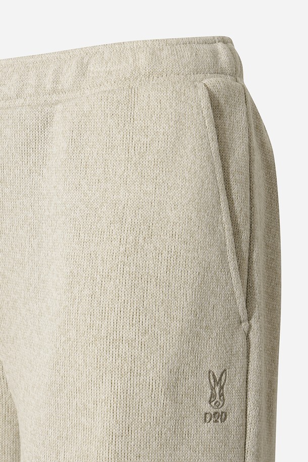 여성용 템프니트 레귤러핏 스트레이트 팬츠(IVORY)입니다. 부드러운 니트 소재로 제작되어 편안한 착용감을 선사하며, 레귤러핏 스트레이트 스타일로 어떤 상의에도 잘 어울립니다. 봄, 가을 시즌에 적합하며, 일상복과 스포츠웨어로 활용 가능합니다. 허리 밴딩 처리로 활동성을 높였으며, 베이직하고 스포티한 무드를 연출합니다. 아이보리 컬러의 무지 디자인으로 미니멀한 스타일을 즐길 수 있습니다.
