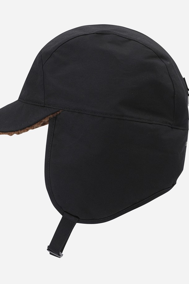 코나 트루퍼 캡(BLACK)은 부드러운 플리스 소재로 제작되어 깊은 모자 깊이와 두꺼운 두께로 따뜻함을 제공하는 겨울철 방한 모자입니다. 블랙 컬러의 무지 디자인으로 캐주얼, 미니멀, 클래식 스타일 모두 소화 가능하며, 남녀 공용으로 착용할 수 있습니다. 특히 귀덮개와 턱끈이 있어 찬 바람으로부터 얼굴을 보호하고 안정적인 착용감을 선사합니다. 트루퍼 캡 디자인은 보온 기능과 함께 스타일리시함까지 놓치지 않아 겨울철 데일리룩에 포인트를 더해줍니다. 
