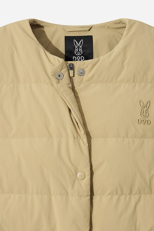 여성) 코나 라이트 D7 미들 다운 재킷(TAN)은 겨울철 출근룩에 적합한 레귤러핏 다운 재킷입니다. 미니멀하고 베이직한 스타일로, 어떤 옷에도 쉽게 매치할 수 있습니다. 톤(TAN) 컬러의 무지 디자인에 두꺼운 두께감으로 보온성을 높였습니다. 부드러운 나일론 소재와 퀼팅, 패딩 안감으로 편안한 착용감을 선사하며, 집업 여밈 방식과 긴 소매 기장으로 활동성을 더했습니다.
