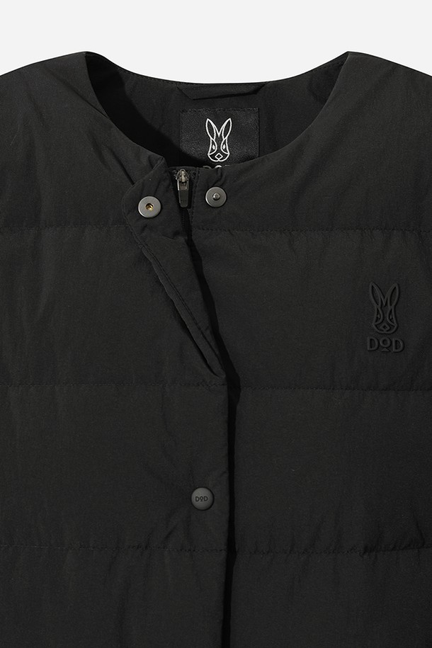 여성) 코나 라이트 D7 미들 다운 재킷(BLACK)은 추운 겨울철 일상과 출근룩에 적합한 여성용 다운 재킷입니다. 미니멀하고 베이직한 스타일의 무지 디자인으로, 다양한 스타일에 매치하기 용이합니다. 나일론 소재로 제작되어 부드러운 촉감을 제공하며, 퀼팅 디테일이 돋보이는 숏패딩 스타일입니다. 두꺼운 두께감과 긴 소매 기장으로 보온성을 높였으며, 버튼 여밈 방식으로 간편하게 착용할 수 있습니다. 경량 패딩 안감으로 가볍고 편안한 착용감을 선사합니다.
