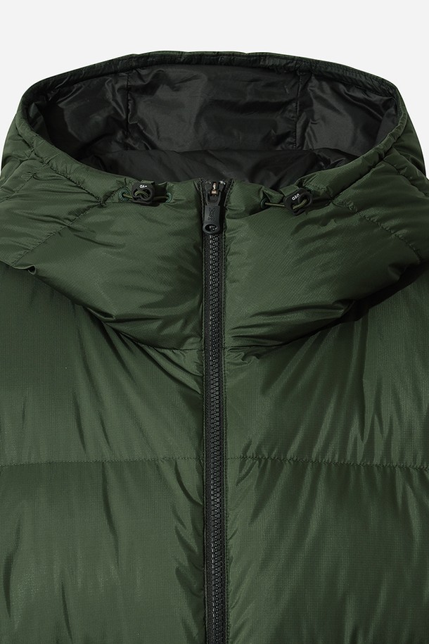 유니) 코어 D7 다운 자켓은 겨울철 일상 및 스포츠 활동에 적합한 유니섹스 스타일의 숏패딩입니다. 카키 컬러의 무지 디자인으로, 스포티, 캐주얼, 미니멀한 스타일을 연출할 수 있습니다. 두꺼운 두께감과 부드러운 촉감의 나일론 소재를 사용하여 보온성과 방풍 기능을 제공합니다. 오버핏으로 제작되어 편안한 착용감을 선사하며, 등산룩, 캠핑룩 등 다양한 TPO에 활용 가능합니다. 긴 소매, 집업 여밈 방식, 패딩 안감으로 따뜻함을 더했습니다.
