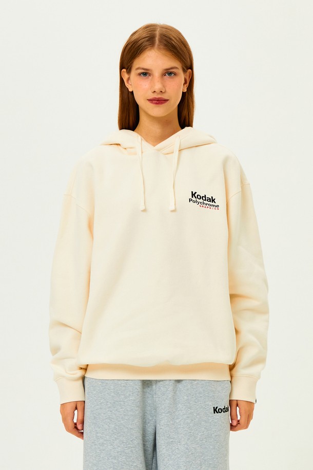 아이보리 컬러의 레인보우 스노우워싱 기모 후드입니다. 부드러운 촉감의 면, 폴리에스테르 혼방 기모 소재로 제작되어 가을, 겨울 시즌에 따뜻하게 착용할 수 있습니다. 등판 레인보우 그래픽과 스노우워싱 가공으로 빈티지한 멋을 더했으며, 세미오버핏으로 편안한 착용감을 선사합니다. 캐주얼, 스트리트, 미니멀 스타일을 즐겨 입는 분들께 추천하며, 집콕룩, 겨울 데일리룩, 산책룩 등 다양한 TPO에 활용하기 좋습니다. 특히, 레인보우 스노우워싱 기모 조거팬츠와 함께 세트로 연출하여 더욱 스타일리시하게 즐길 수 있습니다.
