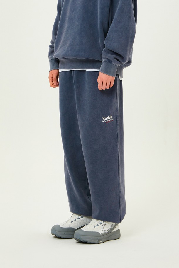 네이비 컬러의 레인보우 스노우워싱 기모 조거 팬츠입니다. 부드러운 촉감의 면, 폴리에스터, 기모 혼방 소재로 제작되어 겨울철에도 따뜻하게 착용할 수 있습니다. 빈티지한 무드의 스노우워싱 패턴과 세미오버핏 조거핏으로 캐주얼하고 미니멀한 스타일을 연출하기 좋습니다. 일상, 집콕, 동네 마실 등 다양한 TPO에 활용 가능하며, 밴딩 처리로 편안한 착용감을 선사합니다. 세트 착장으로 더욱 스타일리시하게 연출할 수 있습니다.
