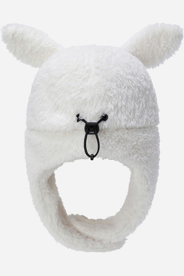 아이보리 컬러의 래빗 보아 플리스 트루퍼는 겨울철 방한을 책임지는 따뜻한 모자입니다. 부드러운 보아 플리스 소재를 사용하여 뛰어난 촉감을 자랑하며, 귀와 뒷목을 덮어 보온성을 높였습니다. 18cm 깊이로 제작되었으며, 7cm 챙으로 햇빛을 가려줍니다. 래빗 로고 디자인과 유니크한 트루퍼 햇 스타일이 돋보이며, 캠핑, 아웃도어 활동은 물론 겨울 데일리룩에도 잘 어울립니다. 캐주얼, 고프코어, 미니멀 스타일을 즐기는 분들께 추천합니다.
