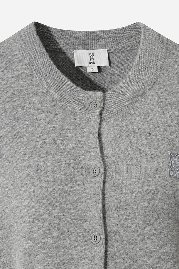 여성) 어반스루 에션셜 가디건(MELANGE GREY STANDARD)은 멜란지 그레이 컬러의 부드러운 니트 소재 가디건입니다. 봄, 가을에 어울리는 얇은 두께의 긴 소매 라운드넥 가디건으로, 미니멀하고 베이직한 스타일을 연출합니다. 레귤러핏으로 제작되었으며, 크롭 기장과 버튼 여밈 방식을 특징으로 합니다. 어반 캐주얼 스타일을 완성하는 데 적합하며, 다양한 룩에 활용하기 좋은 아이템입니다.
