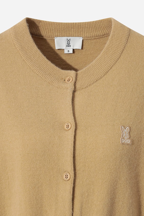 여성) 어반스루 에션셜 가디건(TAN)은 미니멀하고 베이직한 스타일의 여성용 가디건입니다. 부드러운 니트 소재로 제작되어 봄, 가을에 얇게 걸치기 좋으며, 레귤러 핏과 라운드넥 디자인으로 편안한 착용감을 선사합니다. 크롭 기장과 버튼 여밈 디테일이 특징이며, 무지 패턴의 TAN 컬러로 다양한 룩에 활용하기 좋습니다. 긴 소매 디자인으로 간절기 날씨에 유용하게 착용할 수 있습니다.
