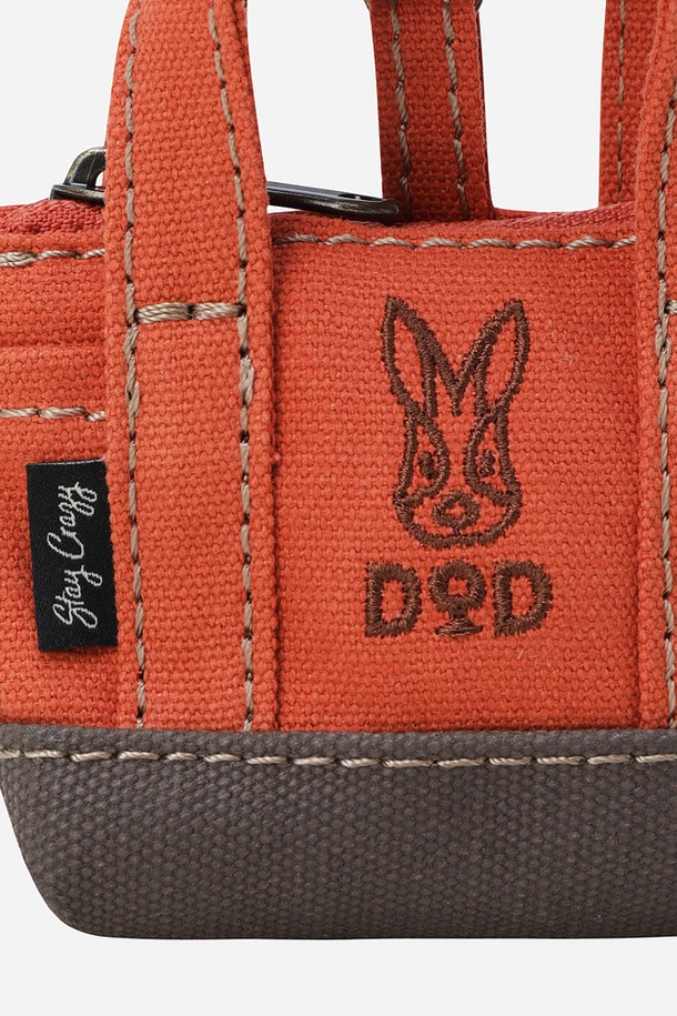 데이 캔버스 미니파우치 키링(D.ORANGE)은 캔버스 소재의 미니 파우치입니다. 오렌지 컬러의 사각 디자인으로 키링이 달려 있어 톡톡 튀는 포인트를 더합니다. 내부 수납공간이 있어 지갑, 카드, 열쇠, 이어폰, 화장품 등 작은 소지품을 실용적으로 보관할 수 있습니다. 가볍고 휴대성이 뛰어나 데일리룩, 여행룩, 휴가룩 등 다양한 스타일에 매치하기 좋습니다. 캐주얼, 미니멀 스타일을 선호하는 분들께 추천합니다.
