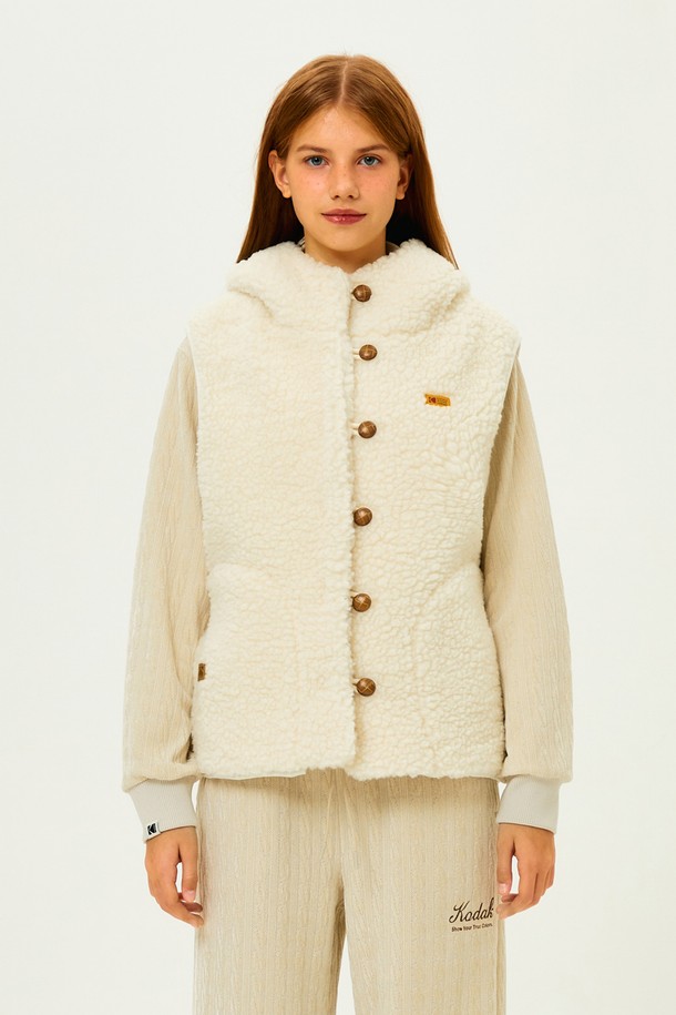 아이보리 컬러의 브라우니 후드 플리스 베스트 우먼입니다. 가볍고 부드러운 폴리에스터 플리스 소재로 제작되어 편안한 착용감을 선사합니다. 세미크롭 기장에 무지 디자인으로 어떤 룩에도 쉽게 매치할 수 있으며, 후드 디자인과 몸판 포켓으로 실용성을 더했습니다. 버튼 여밈 방식으로 간편하게 착용 가능하며, 캐주얼, 미니멀, 고프코어 스타일을 즐겨 입는 여성분들께 추천합니다. 동네 마실룩, 산책룩, 집콕룩 등 다양한 TPO에 활용할 수 있습니다.
