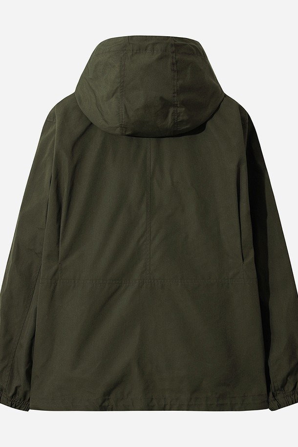 유니) 필드 재킷(KHAKI)은 밀리터리, 캐주얼 스타일을 아우르는 유니섹스 디자인의 필드 재킷입니다. 봄, 가을에 적합하며, 일상 및 아웃도어 활동에 모두 활용할 수 있습니다. 카키 컬러의 무지 디자인에 레귤러 핏으로, 버튼 여밈 방식과 중간 두께감으로 제작되었습니다. 뻣뻣한 면 소재로 제작되었으며, 넉넉한 수납을 위한 포켓과 후드가 디자인되어 실용성을 더했습니다. 출근룩, 캐주얼, 클래식, 워크웨어 스타일을 즐겨 입는 분들께 추천합니다.
