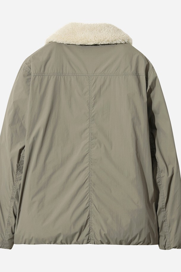 남성용 코나 하이웜 D7 플리스 카라 다운 재킷 (다크 베이지)는 겨울철 일상 및 스포츠 활동에 적합한 오버핏 다운 자켓입니다. 부드러운 플리스 소재와 두꺼운 두께감으로 뛰어난 보온성을 제공하며, 가볍게 제작되어 활동성을 높였습니다. 스포티하면서도 캐주얼한 스타일을 연출하며, 여행룩과 캠핑룩에 활용하기 좋습니다. 집업 여밈 방식에 카라 디자인을 더해 미니멀한 무드를 더했습니다. 긴 소매 기장의 무지 디자인으로 어떤 스타일에도 쉽게 매치할 수 있습니다.
