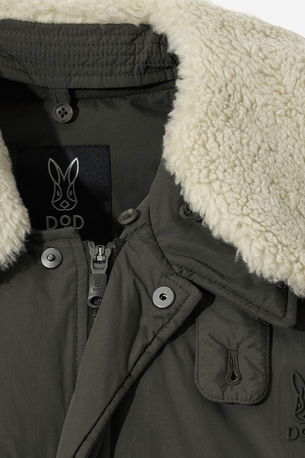 남성용 코나 하이웜 D7 플리스 카라 다운 재킷 (D.CHARCOAL GREY)입니다. 부드러운 플리스 소재로 제작되어 두꺼운 두께감과 포근한 촉감을 선사하며, 겨울철 추위로부터 몸을 따뜻하게 보호해 줍니다. 일상, 스포츠 활동에 모두 적합하며, 캐주얼, 스포티, 미니멀 스타일을 연출할 수 있습니다. 차콜 그레이 컬러의 무지 디자인에 레귤러핏으로 제작되어 출근룩이나 캠핑룩 등 다양한 TPO에 활용 가능합니다. 집업 방식, 긴 소매 기장, 카라 디테일이 돋보이는 다운 자켓입니다.
