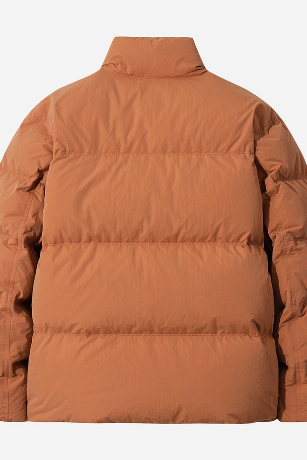 남성용 어베인 D7 다운 재킷(D.ORANGE)은 겨울철 추위를 효과적으로 막아주는 방풍 및 보온 기능을 갖춘 숏패딩입니다. 부드러운 촉감의 나일론 소재와 레귤러핏으로 제작되어 편안한 착용감을 선사하며, 일상 및 스포츠 활동 모두에 적합합니다. 스포티하면서도 캐주얼한 스타일을 연출하며, 후드 디자인과 집업 여밈 방식으로 실용성을 더했습니다. 선명한 오렌지 컬러와 무지 패턴으로 어떤 옷에도 쉽게 매치할 수 있어 활용도가 높습니다. 긴 소매 기장의 두꺼운 다운 재킷으로, 한겨울에도 따뜻하게 몸을 보호해줍니다.
