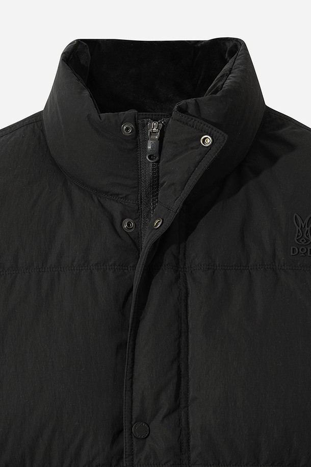 남성) 어베인 D7 다운 재킷(BLACK)은 일상과 스포츠 활동 모두에 적합한 남성용 다운 재킷입니다. 블랙 컬러의 무지 디자인으로 미니멀하고 스포티한 스타일을 연출하며, 겨울철 보온과 방풍 기능을 제공합니다. 레귤러 핏에 숏패딩 기장으로 활동성을 높였으며, 하이넥과 퀼팅 디테일이 특징입니다. 잦은 출근과 여행룩에 활용하기 좋으며, 부드러운 나일론 소재와 긴 소매 기장으로 편안한 착용감을 선사합니다.
