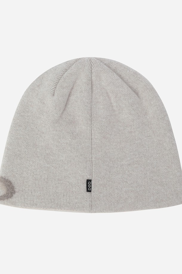 아이보리 & 다크 컬러의 램스울 자가드 비니입니다. 부드러운 촉감과 두꺼운 두께로 가을, 겨울철 보온성을 책임집니다. 캐주얼, 미니멀, 클래식 스타일의 옷차림에 잘 어울리며, 출근룩이나 데이트룩에 포인트를 더할 수 있습니다. 램스울 소재 특유의 고급스러움과 자가드 패턴의 은은한 멋을 느껴보세요. 일반적인 모자 깊이로 편안하게 착용 가능합니다.
