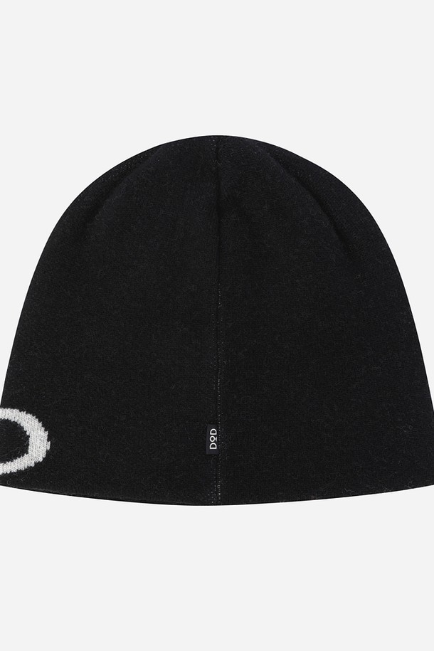 블랙 컬러의 램스울 자카드 비니입니다. 부드러운 촉감과 두꺼운 두께로 가을, 겨울철 보온성을 높여줍니다. 자카드 패턴 디자인이 돋보이며, 일반적인 깊이로 제작되어 편안하게 착용할 수 있습니다. 클래식, 미니멀, 캐주얼 스타일 모두 소화 가능하며, 출근룩과 산책룩에 잘 어울립니다.
