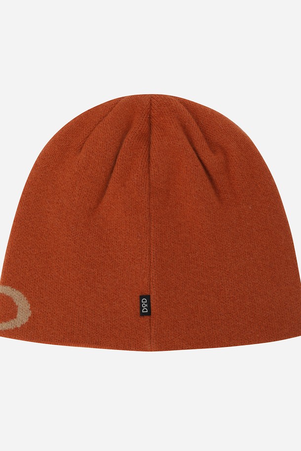 부드러운 램스울 소재의 램스울 자가드 비니(D.ORANGE)입니다. 남녀 모두 착용 가능하며, 가을과 겨울에 따뜻하게 착용할 수 있습니다. 톤 다운된 오렌지 색상으로 캐주얼, 미니멀, 클래식 스타일의 출근룩에 포인트를 더합니다. 자가드 패턴과 로고 디자인 장식이 은은한 멋을 더하며, 두꺼운 두께감으로 보온성을 높였습니다. 일반적인 모자 깊이로 편안하게 착용할 수 있습니다.
